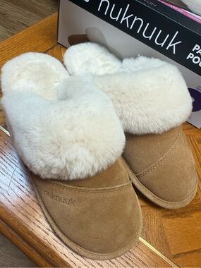 Nuknuuk Genuine Sheepskin Lined Leather Slippers – Women’s Size 8 – Cozy & warm